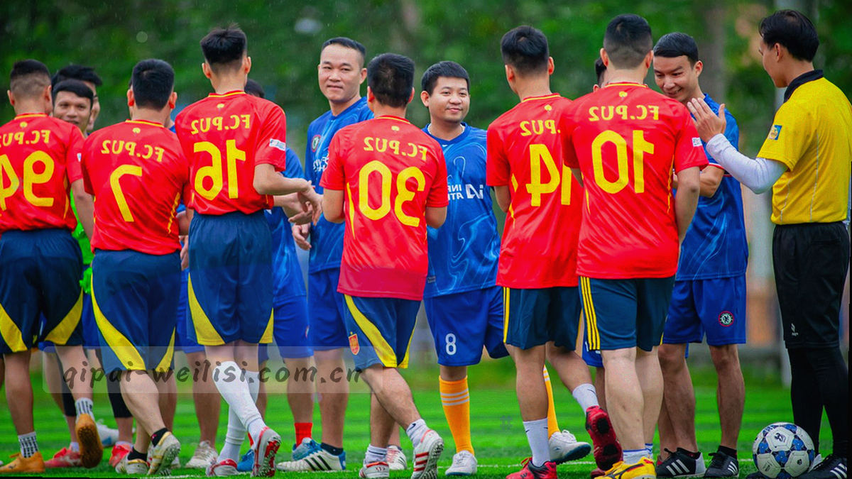 牌桌俯视图，筹码从低到高排列成阶梯状